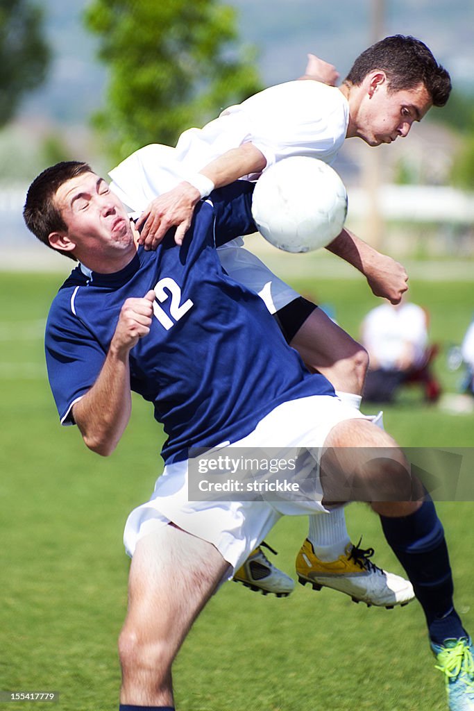 Zwei Männer-Fußball-Spieler verbinden die Mid-air-Chaos