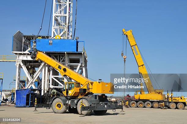 drilling rig - rigging up - mobile crane stock pictures, royalty-free photos & images
