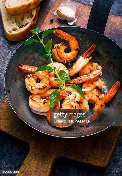 saute shrimp - sauteren stockfoto's en -beelden