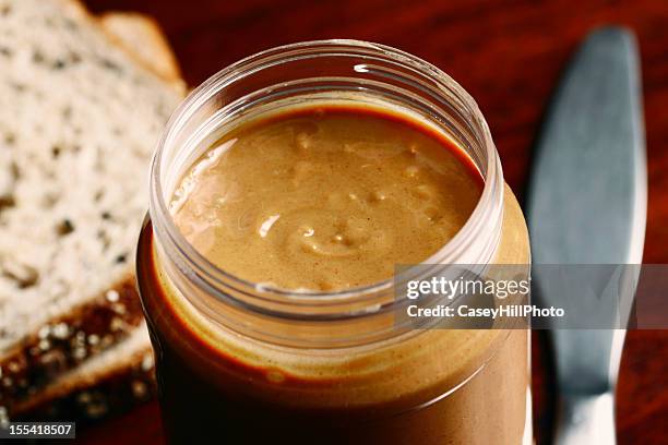 crunchy peanut butter - pindakaas stockfoto's en -beelden