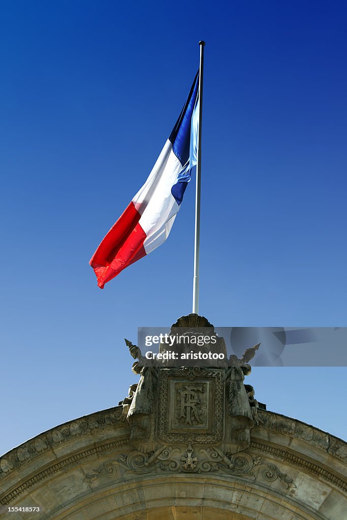 Französische Flagge auf der Regierungsgebäude Eingang: Palais de l'Élysée