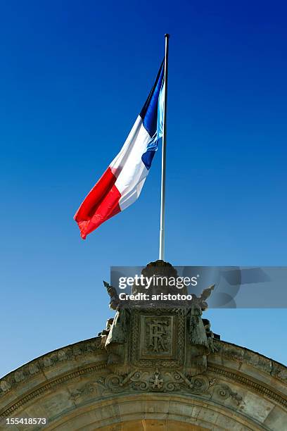 french flag on government building entrance: palais de l'élysée - president of france stockfoto's en -beelden