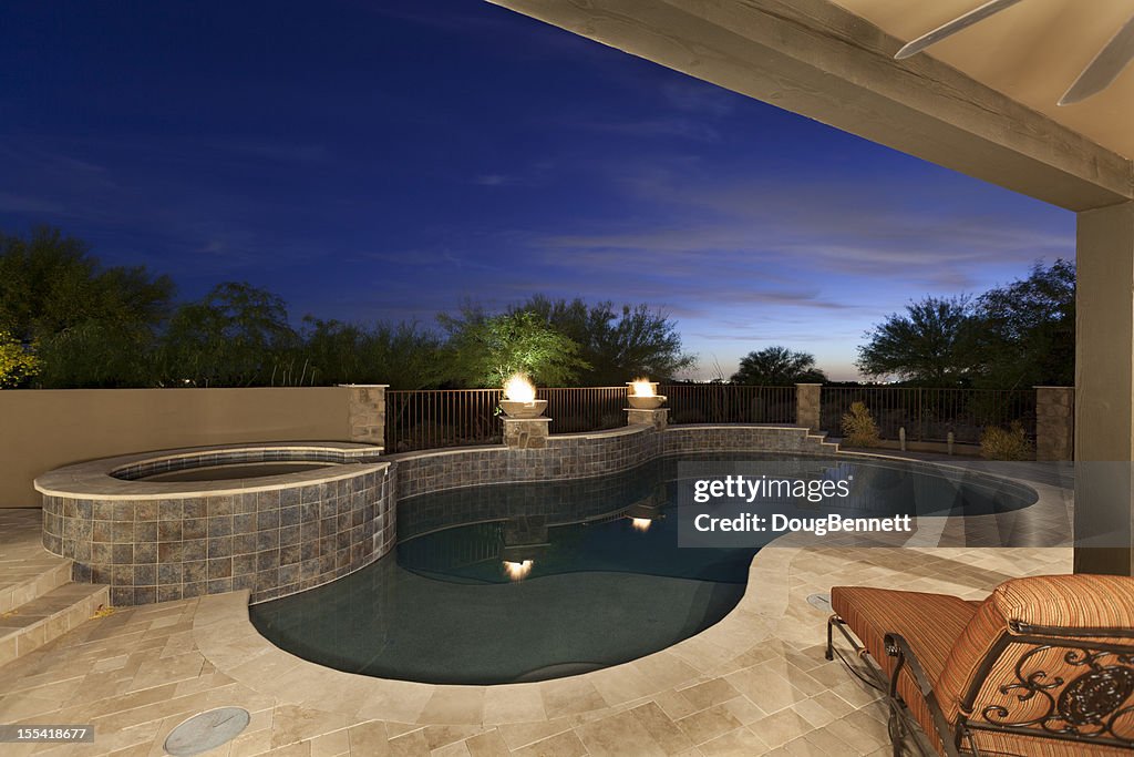 Terrasse am Pool bei Sonnenuntergang