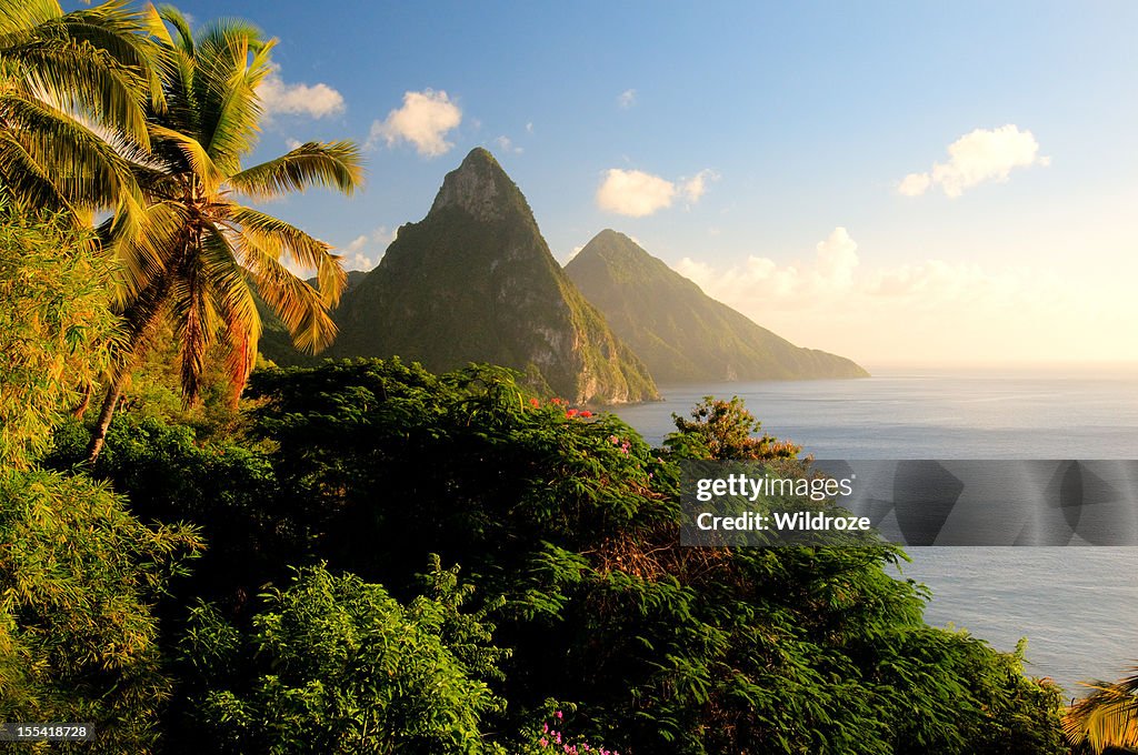 Cime gemelle dei monti Piton di Santa Lucia illuminata dalla luce di tramonto
