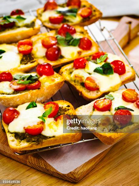 zingy gerösteten tomaten auf ciabatta - ciabatta stock-fotos und bilder