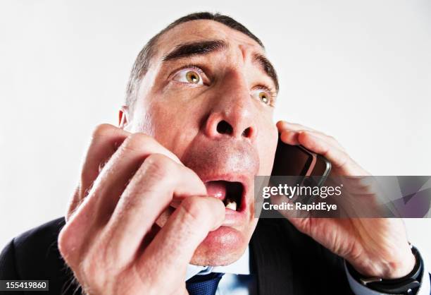 человек в панике с телефоном