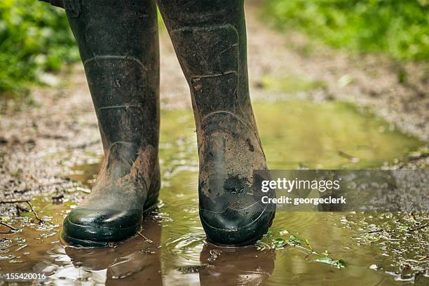 nass und matschig land gehen - dirty feet stock-fotos und bilder