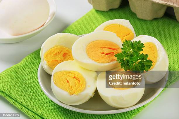 hartgekochtes ei auf einer platte - gekochtes ei stock-fotos und bilder