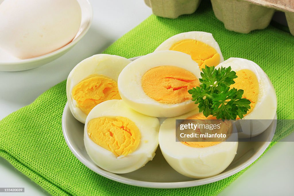 Hardboiled ovos em uma placa