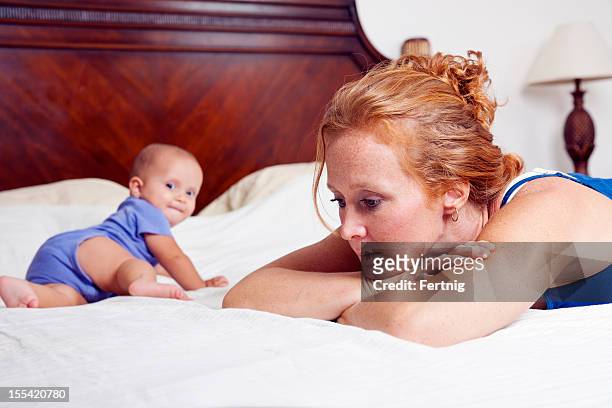 madre con bebé graves depresión posparto, blues. - baby depression fotografías e imágenes de stock
