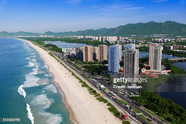 barra da tijuca beach in rio de janeiro - vlak naast stockfoto's en -beelden