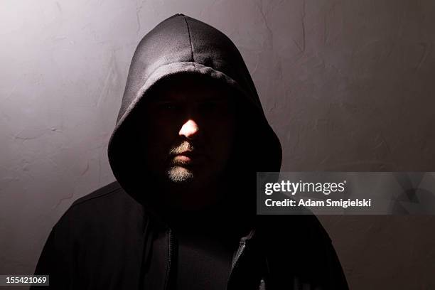 mann mit versteckten gesicht - hooligan stock-fotos und bilder