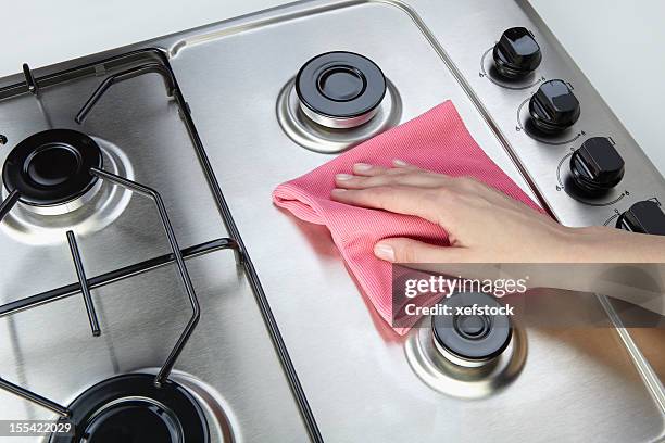 cleaning set-top stove - vod stockfoto's en -beelden