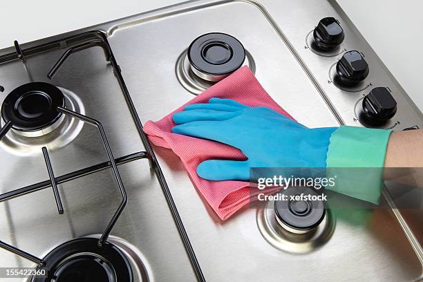 reinigung set-kochfeld - mikrofaser stock-fotos und bilder
