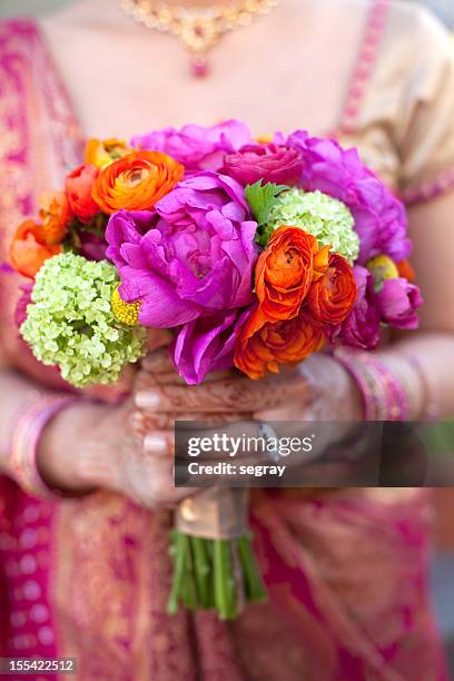 indian bride with bright bouquet - ranunculus wedding bouquet stock pictures, royalty-free photos & images