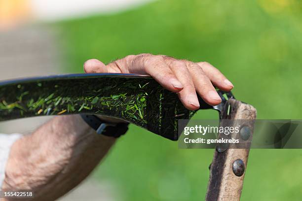 farmer's hand hält eine sense, mähen schweizer alpen - gras sense stock-fotos und bilder