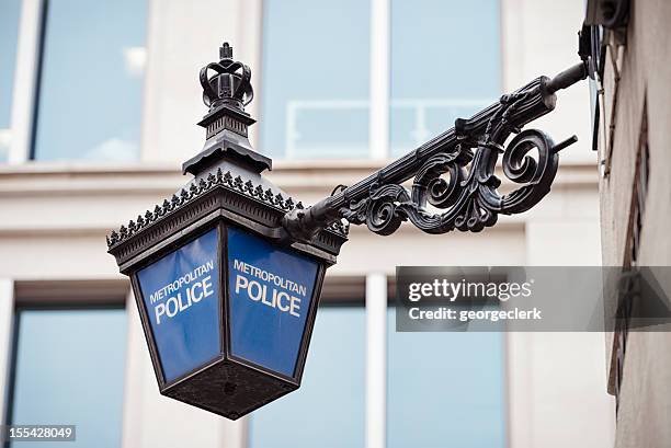 metropolitan police laterne in london - bobby stock-fotos und bilder