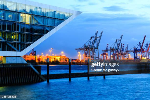 moderne harbour-bürogebäude - hamburg hafen stock-fotos und bilder