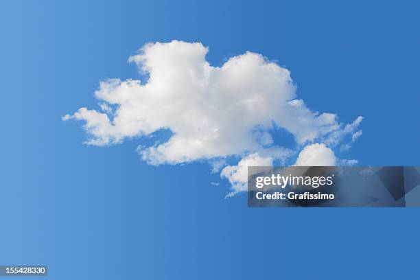 blauer himmel über einsam big white cumulus - silbertreifen am horizont stock-fotos und bilder