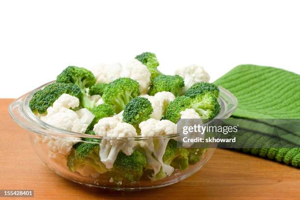 tazón de materias primas romanesco y broccoli - coliflor fotografías e imágenes de stock