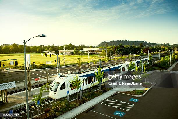 light rail commuting portland oregon - elektrische trein stockfoto's en -beelden