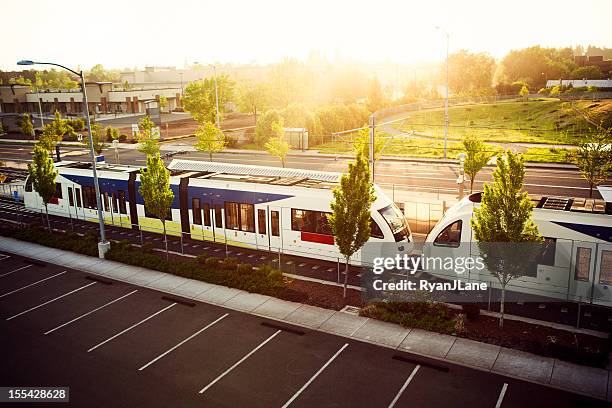 light rail transport in portland, oregon - lightrail stock-fotos und bilder