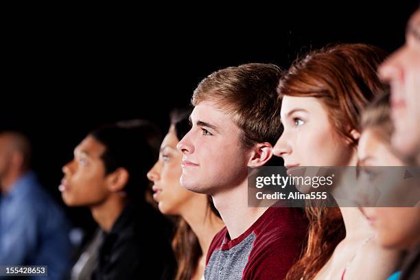 adolescentes en el cine - divergent film fotografías e imágenes de stock