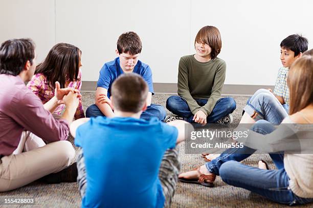 grupo de adolescentes joven sosteniendo debate en un círculo - girl sitting on boys face fotografías e imágenes de stock