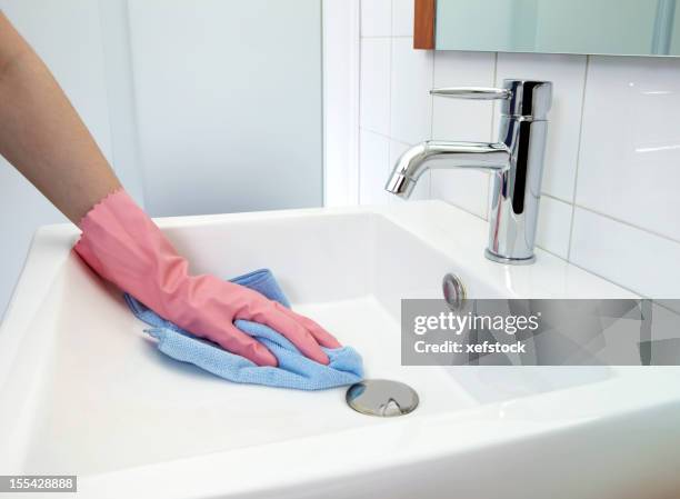 cleaning washbasin - fontein stockfoto's en -beelden
