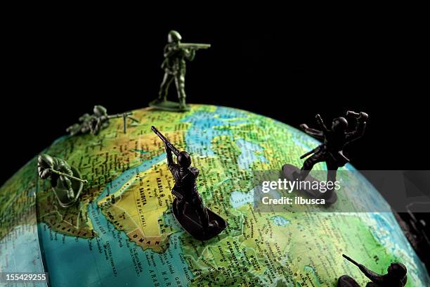 globo de soldados de brinquedo guerra conceitos - exercício militar imagens e fotografias de stock