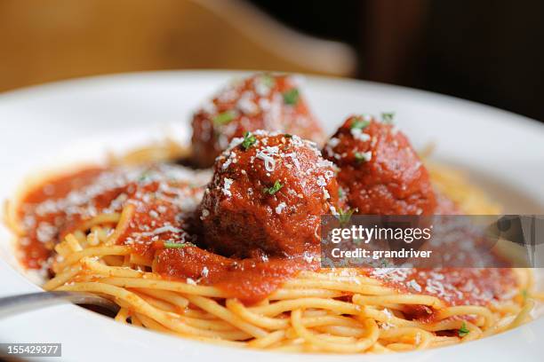 spaghetti and meatballs - gehaktbal stockfoto's en -beelden