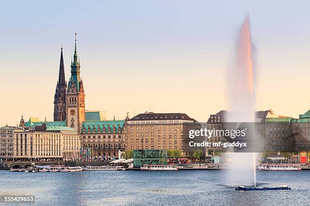 hamburg alster lake, town hall - hamburg duitsland stockfoto's en -beelden