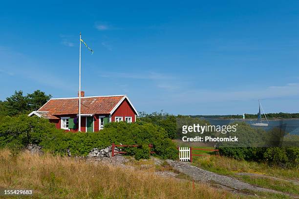 linda poco cabaña en el archipiélago - swedish culture fotografías e imágenes de stock