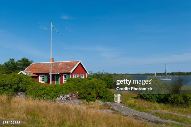 cute little cottage in the archipelago - huisje stockfoto's en -beelden