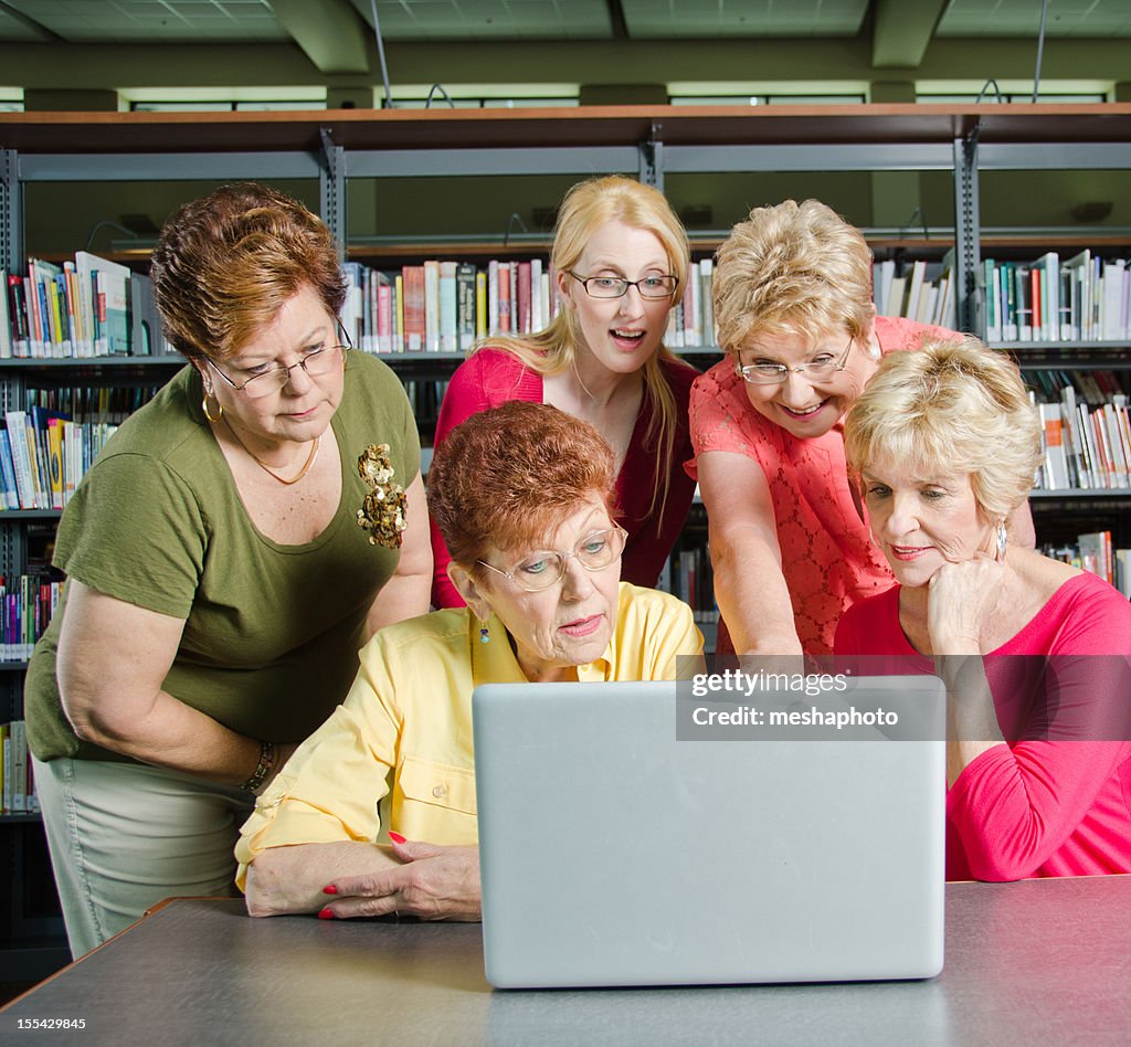 Grupo de mulher olhando para computador portátil