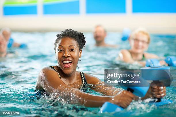 wassergymnastik-gruppe - wassergymnastik stock-fotos und bilder