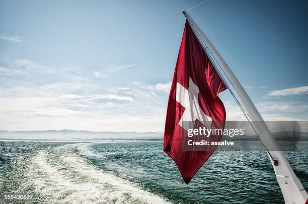 schweizer flagge winken im wind während der sail boat-ausflug - schweiz stock-fotos und bilder