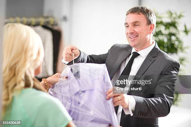 man collects dry cleaning - dry cleaner 個照片及圖片檔