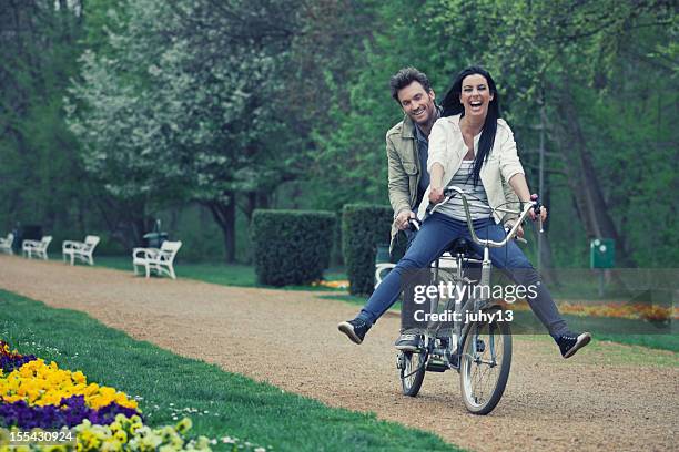coppia nel parco - tandem bicycle foto e immagini stock