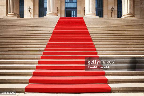 roter teppich auf treppe - red carpet event stock-fotos und bilder