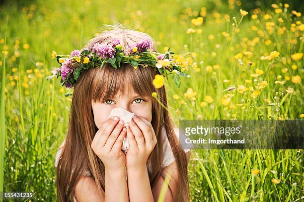 menina na grama limpando seu nariz - coroa enfeite para cabeça - fotografias e filmes do acervo