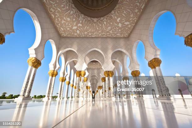 mosque in abu dhabi with white pillars - masjid stockfoto's en -beelden