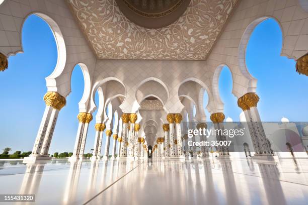 mosque in abu dhabi with white pillars - moské bildbanksfoton och bilder