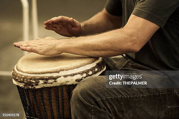 street percussionist suona il tamburo africano - djembe foto e immagini stock