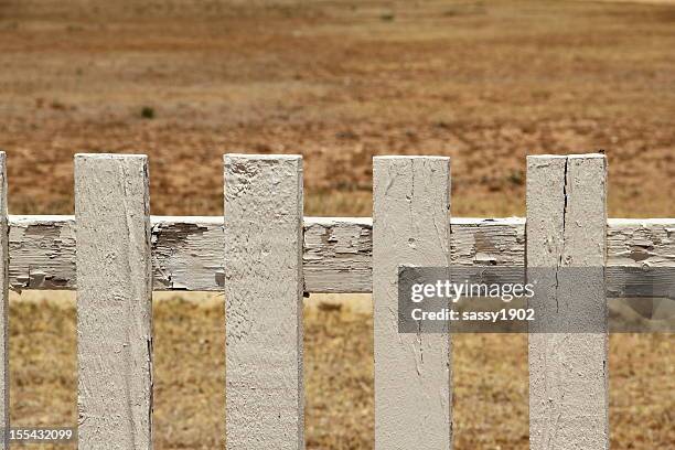 picket white fence - white picket gate stock pictures, royalty-free photos & images