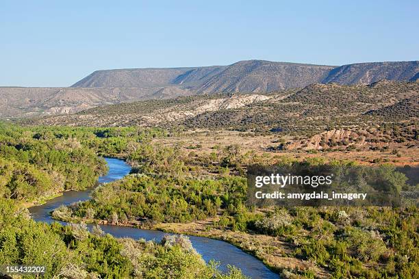 río azul paisaje del desierto - chama fotografías e imágenes de stock