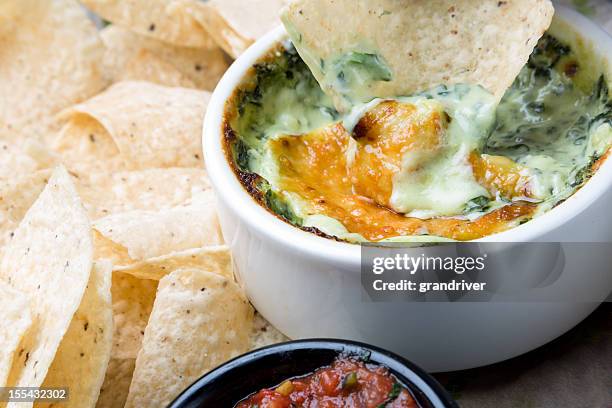 cheesy spinach dip - dip stockfoto's en -beelden