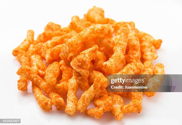 gusanitos de queso refrigerios - crujiente fotografías e imágenes de stock