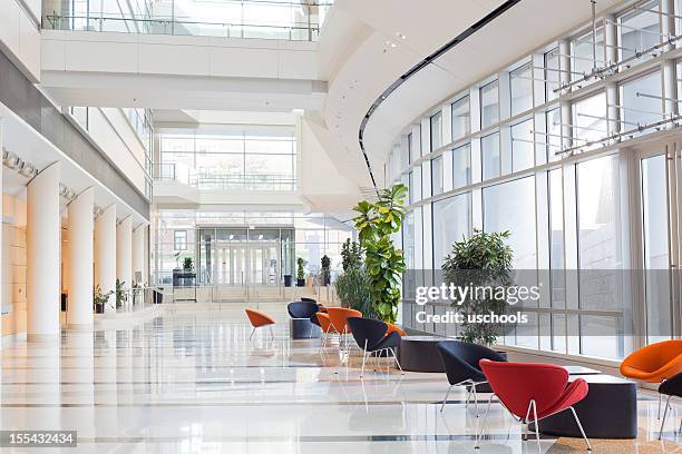 moderne büro building- lobby - hotel lobby stock-fotos und bilder