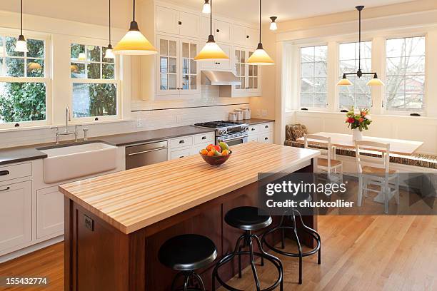 luxury kitchen - kookeiland stockfoto's en -beelden